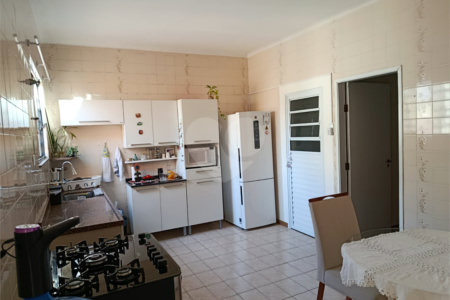 Casa térrea e espaçosa no centro da cidade por apenas R$370.000,00!!! Vamos agendar uma visita?