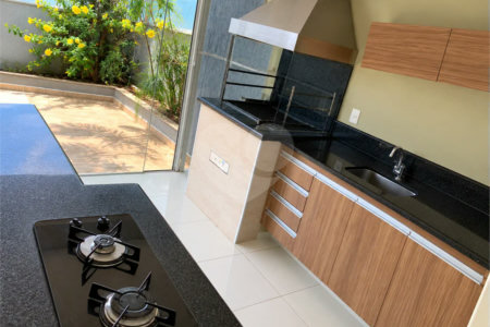 Cobertura de 255 m² com 3 dormitórios, 1 suíte, cozinha planejada, 2 vagas e área gourmet com churrasqueira.