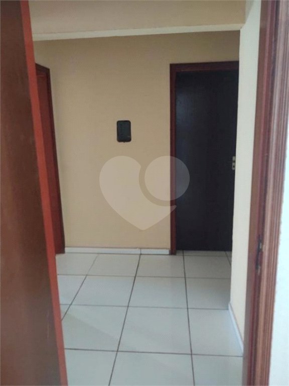 Casa térrea com 2 dormitórios, sendo 1 suíte.