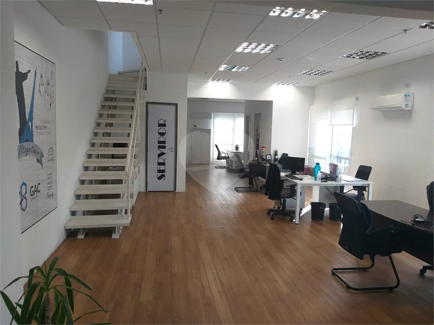 Conjunto comercial duplex à venda na Aclimação. Andar inteiro, puro charme!