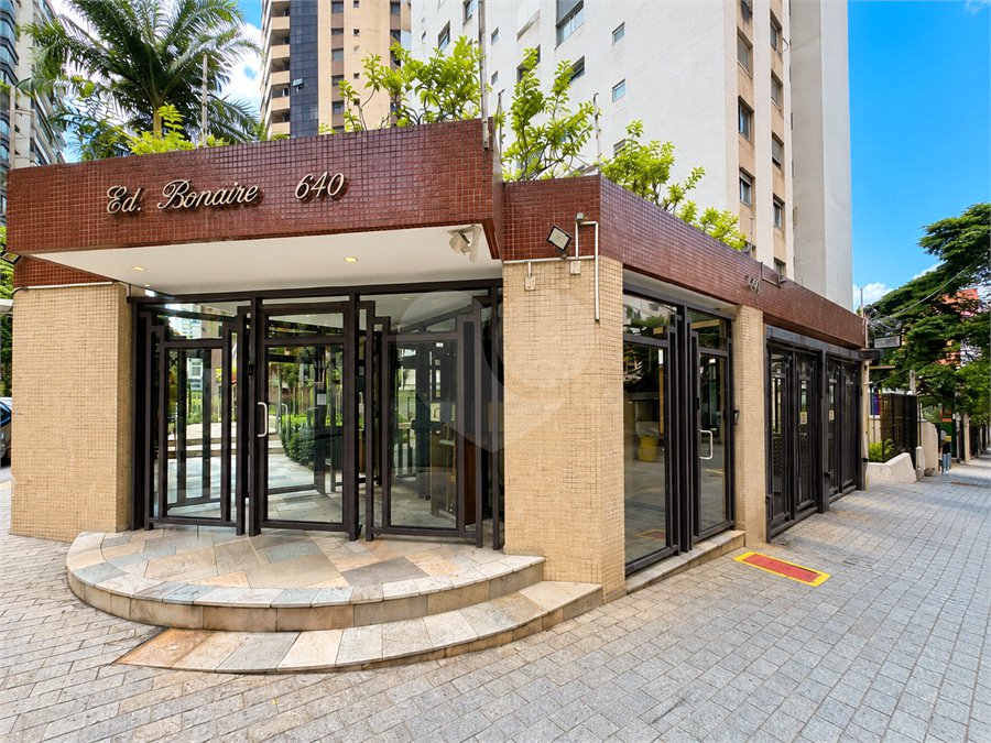 Apartamento de 184 m² em andar alto com 4 dormitórios e 3 vagas em Perdizes
