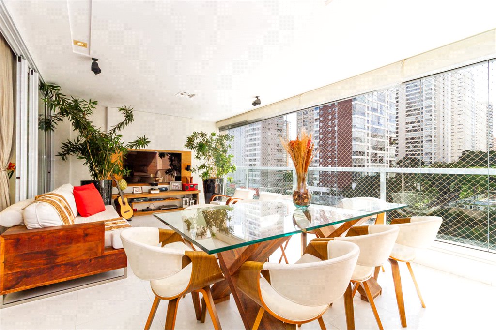 Apartamento de Alto Padrão no Campo Belo para venda com porteira fechada, com 4 dormitórios suítes e 4 vagas com lazer de club.
