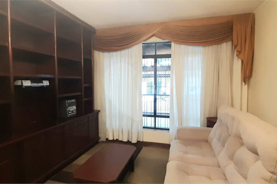 Sobrado amplo com 3 quartos, suíte e quintal para venda no Tremembé !!!