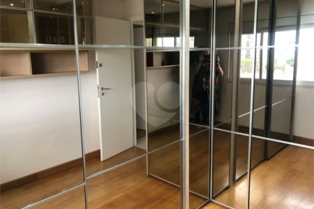 O Seu Apartamento Exclusivo: 74 m² Reformados ao Lado do Ibirapuera!
