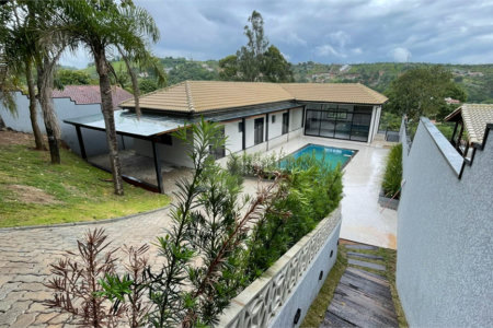 Casa térrea encantadora - Terreno 544m² (17 x 32m), com 198m² no Bairro Estância Brasil - Atibaia