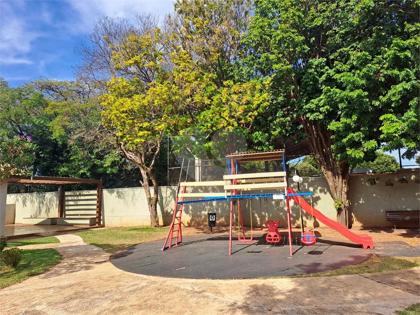 Linda Casa 3 dormitórios com piscina - R$ 950.000,00