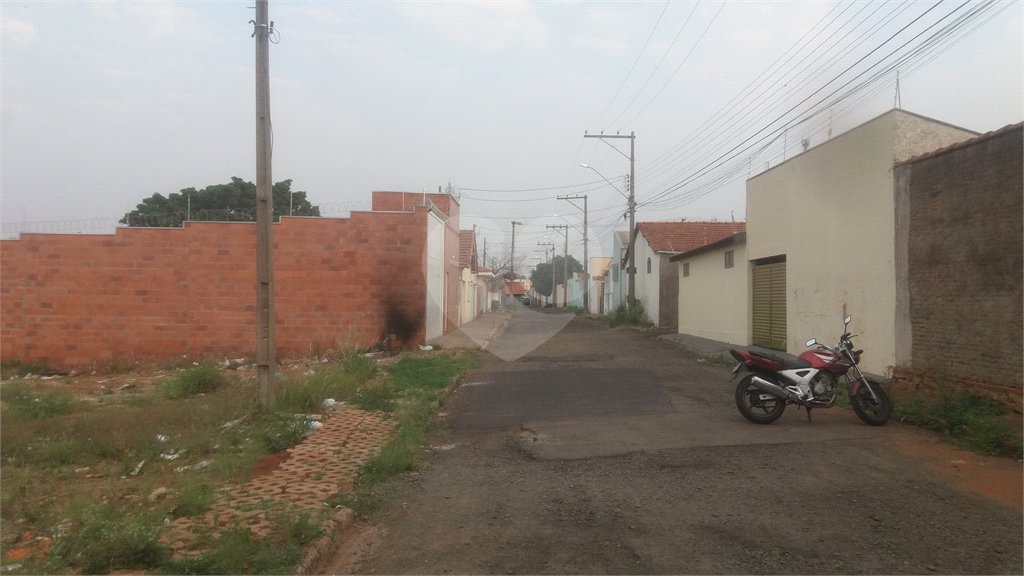 Terreno com 2.201,56 m² de área total.
