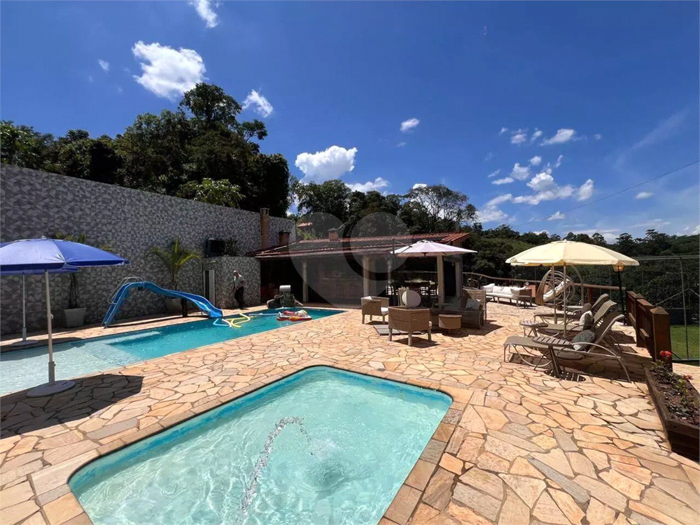 Chácara com excelente infraestrutura, contendo casa com 8 dormitórios, 900 m² de área construída, área total de 3000m², piscina adulto e infantil, churrasqueira, quadra gramada de futebol - Rio Acima - Atibaia/SP 900 m² Área construída 3.000 m² Área do terreno