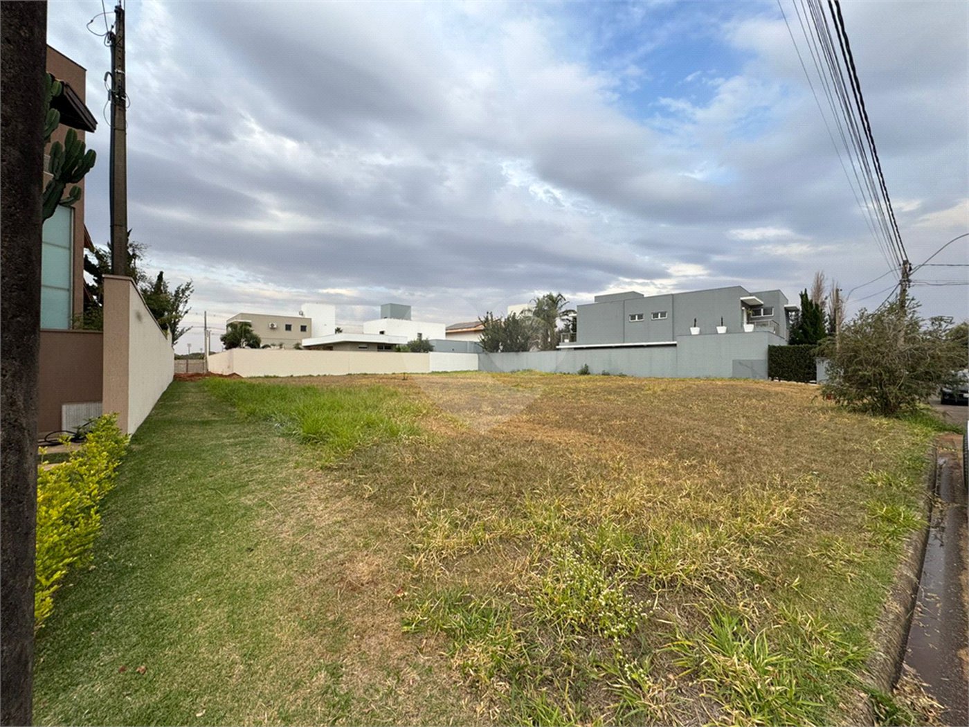 Terreno de 480m2 á venda, no condomínio Damha I, em São Carlos.