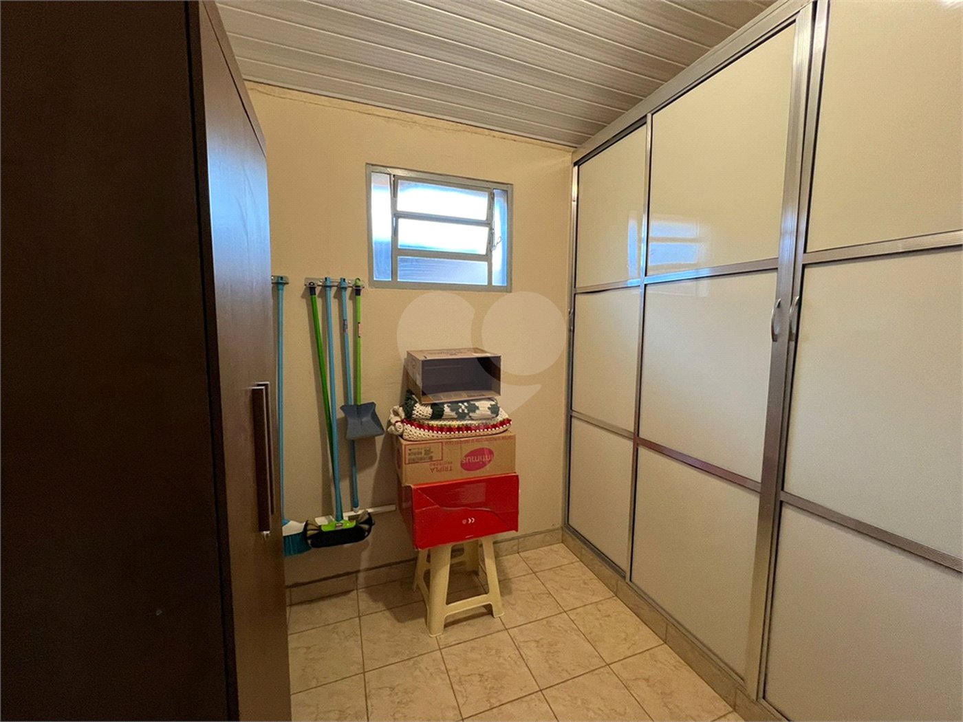 Ampla casa no condomÍnio Parque Fehr, contendo:
