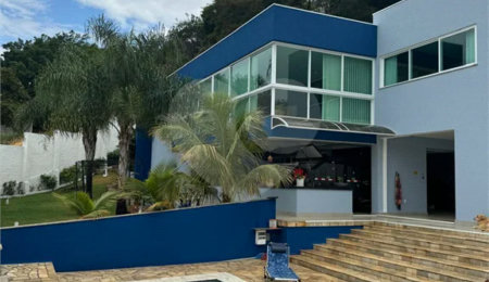 Casa à venda com 4 quartos, sendo 3 suítes,  no Centro, Águas da Prata, SP