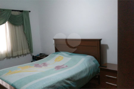 Casa Térrea com 3 dormitórios.