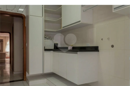Casa à venda com 6 dormitórios, 3 suítes, piscina, área gourmet, hidromassagem, lareira, varanda e 6 vagas de garagem. Conforto e lazer para toda a família!