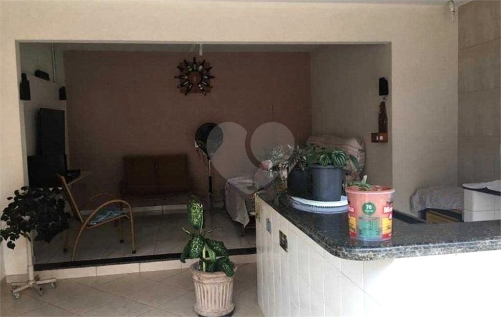 Casa térrea com 3 dormitórios, sendo 2 suítes.