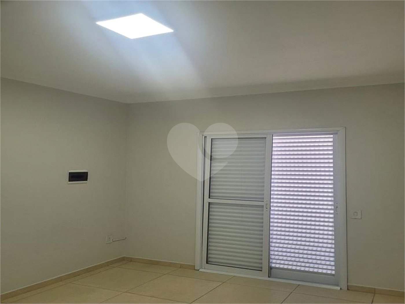 Indaiatuba - Sobrado para venda e Locação - Jardim Nely em Indaiatuba - R$ 425.000,00 - aceita parte em permuta - Bairro tranquilo com fácil acesso a rodovias, Shopping Polo Parque Mall - Assai, Polo shopping - Com duas suítes sendo uma com sacada, , lavabo. área de serviço , 2 vagas, portão ele