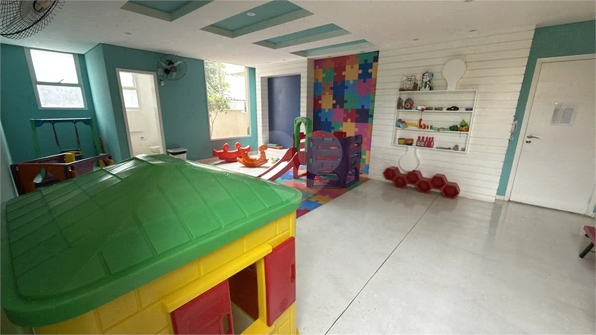 Apartamento de 155 m² com 4 dormitórios, varanda e 2 vagas de garagem. Condomínio com piscinas adulto, infantil e aquecida, lazer e portaria 24 horas.