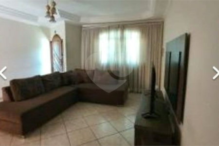 Casa com 205m² , 3 dormitórios , sendo todos suítes , 5 vagas , á venda no bairro Bangú em Santo André.
