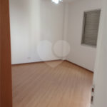 01 Dormitório, todo reformado, Semi Mobiliado com 01 Vaga de Garagem