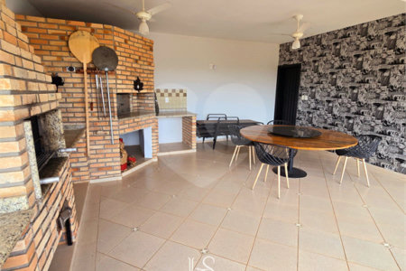 Indaiatuba- Vale das Laranjeiras - Vista dos fundos para o lago - Casa assobradada - 3 pisos, 4 quartos, 2 suítes, uma com hidro ,escritório, sala 3 ambientes, lareira, lavabo,cozinha ampla, despensa, lavanderia, churrasqueira, forno pizza, 6 wcs, piscina, jardim despensa, garagem, segurança