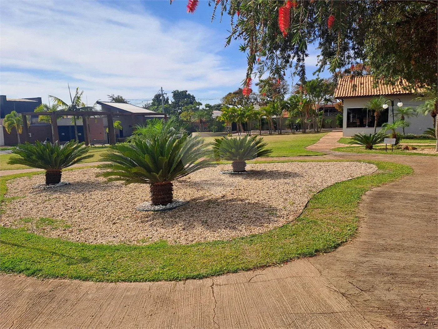 Linda Casa 3 dormitórios com piscina - R$ 950.000,00