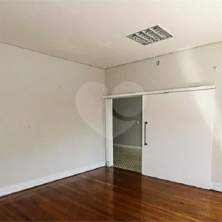 Sobrado à venda no Belenzinho de 208 m² com 6 dormitórios, 4 banheiros e 2 vagas