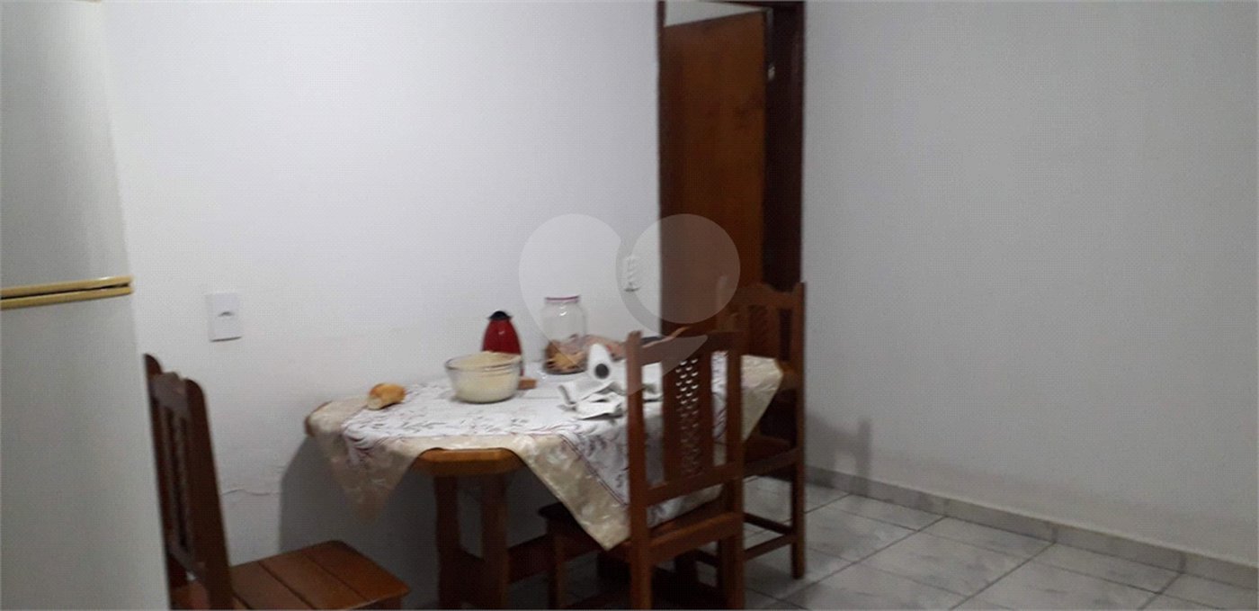 Casa térrea com 3 dormitórios, sendo 1 suíte.