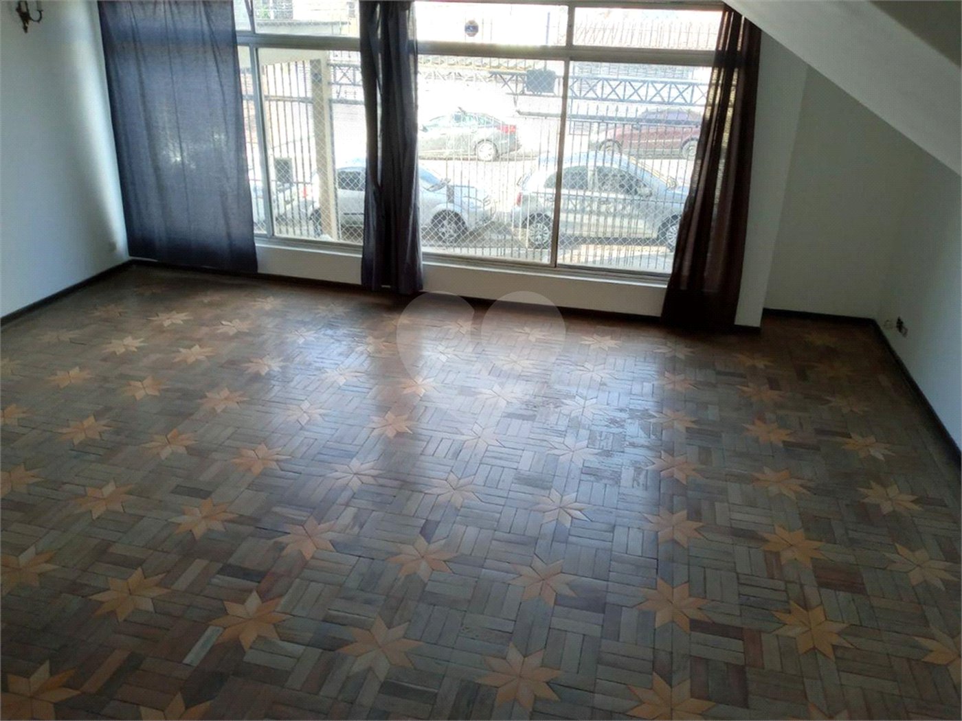 Casa com 4 dormitórios e 4 vagas.