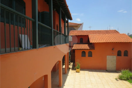 Casa no Pacaembu com ótima distribuição e amplo quintal em terreno em declive