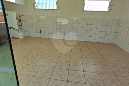?Oportunidade Única em São Carlos: Salão Comercial + Casa Independente nos Fundos – Ideal para Investidores!