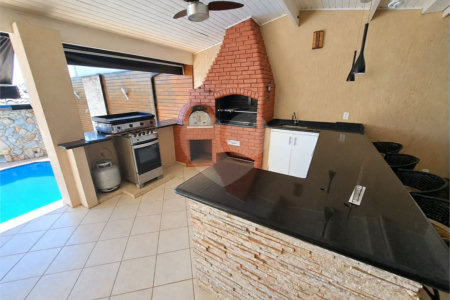 Casa à venda no Condomínio Estância Marambaia, Vinhedo | 3 suítes, piscina e terreno de 810 m²