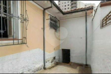Sobrado à venda na Mooca de 212m² com 2 dormitórios, 1 suíte e 2 vagas.