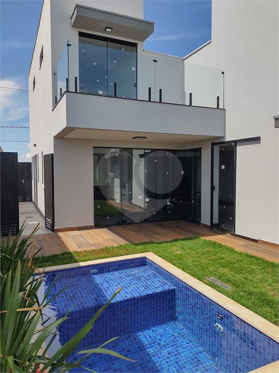 Casa no condomínio Parque Faber IV