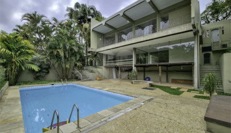 CASA EM RUA FECHADA NA REGIÃO DO MORUMBI / REGIÃO DO CLUBE PAINEIRAS