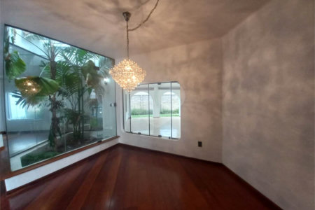 Casa térrea no Condomínio Faber I.