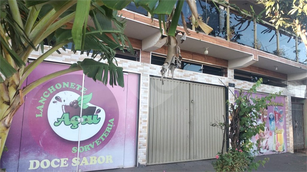 Sobrado 3 quartos e área comercial em baixo.