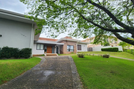 Casa à venda no Condomínio Jardim Primavera – Luxo, Espaço e Exclusividade em Louveira