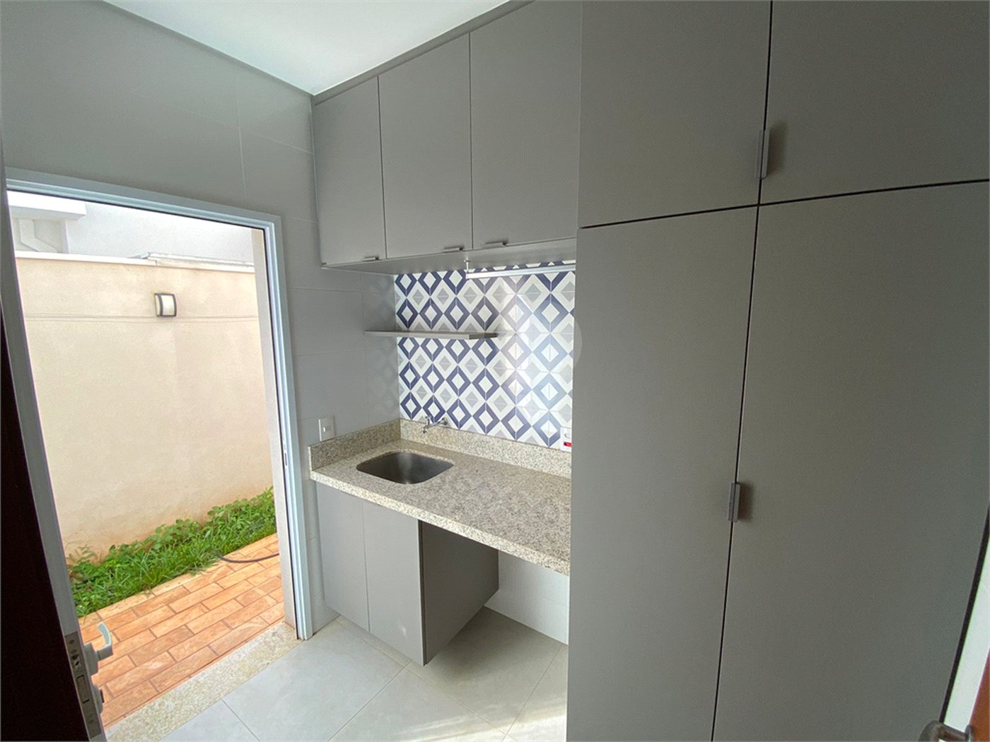 Casa com alto padrão de acabamento para venda no Condomínio Montreal.