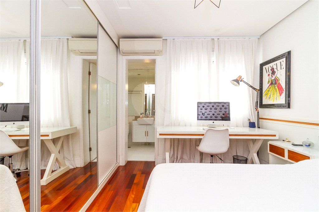 Apartamento de Alto Padrão no Campo Belo para venda com porteira fechada, com 4 dormitórios suítes e 4 vagas com lazer de club.