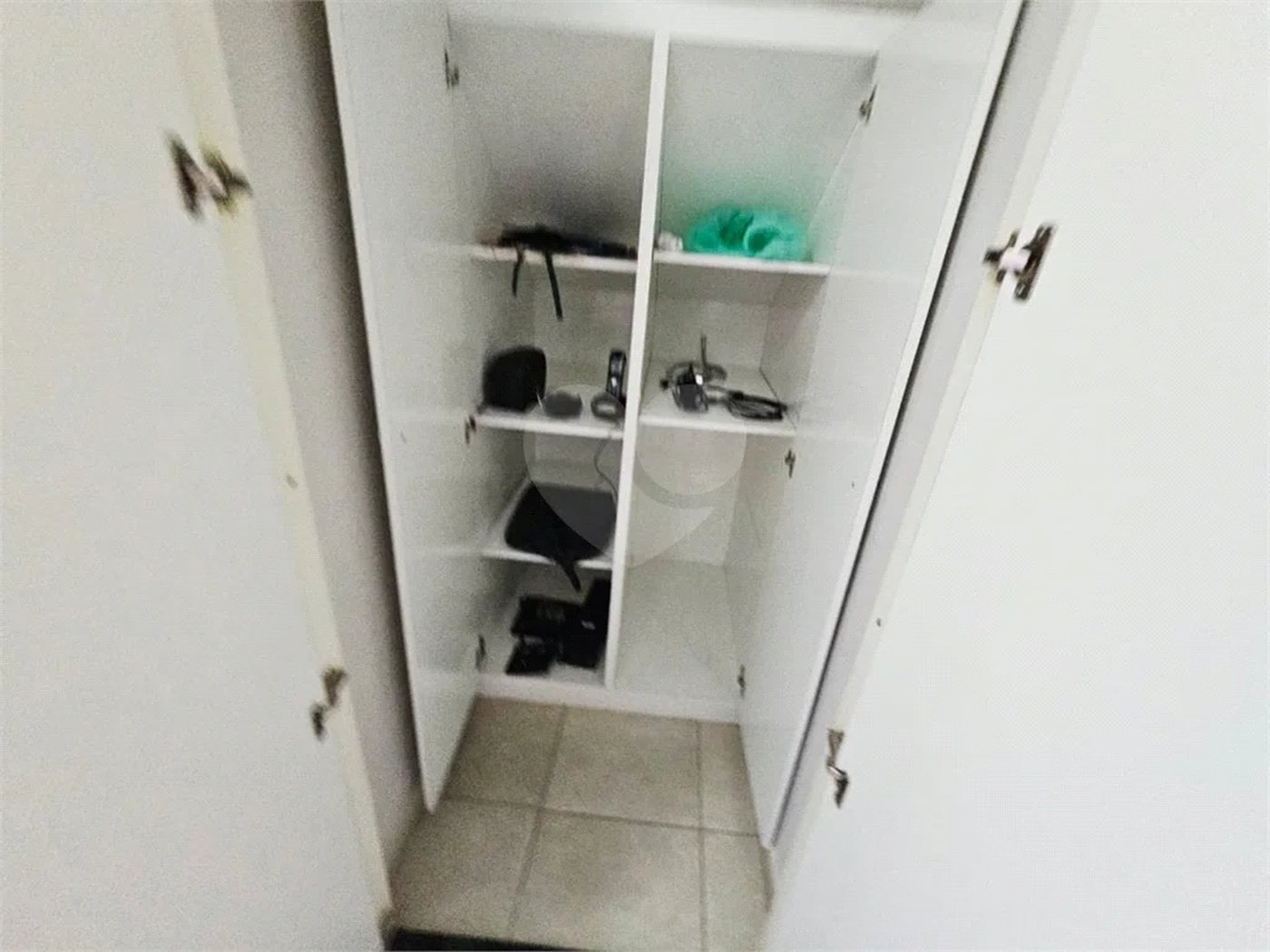 4 dormitórios, 1 suíte, 3 banheiros, 2 vagas, Área Total: 130,00 m², Construído: 174,00 m²