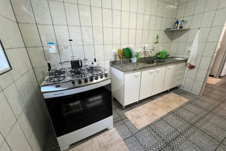 Ampla casa no condomÍnio Parque Fehr, contendo:
