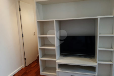 Cobertura de 240m² à venda em Moema - 04 Dorm sendo 02 suítes e 04 vagas.