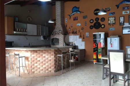 Casa térrea no Centro.
