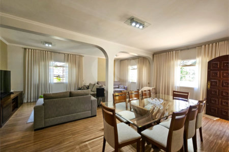 Casa térrea em Atibaia com 3 dormitórios (2 suítes), piscina, espaço gourmet, condomínio fechado