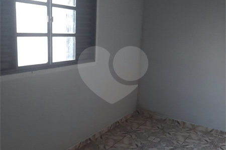 Casa térrea com 2 dormitórios.