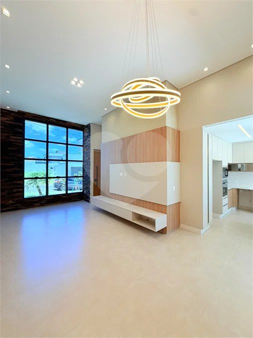 Casa térrea com 3 suítes no Condomínio Residencial Viena em Indaiatuba-SP - Acabamento de alto padrão - R$ 1.690.000,00 - AT 250 m² - AC 158 m² - 3 suítes,, sendo 1 suíte master com closet - Sala para dois ambientes (estar e jantar) - Cozinha planejada com ilha cooktop, forno elétrico e micro-ondas,