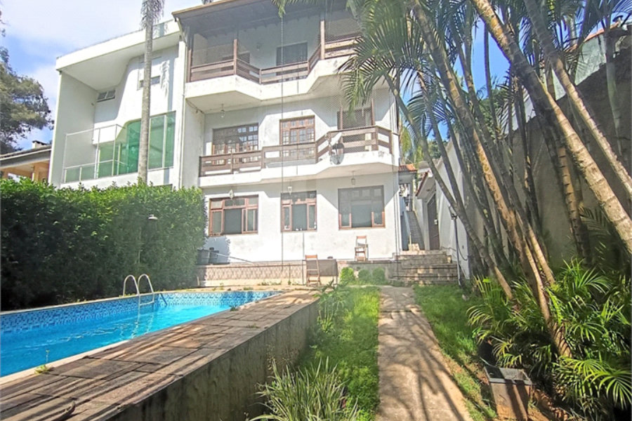 SOBRADO DE 426,0 M² COM 04 SUITES, SALÃO DE FESTAS, 06 VAGAS,06 BANHEIROS E PISCINA PARA LOCAÇÃO OU VENDA NO BARRO BRANCO