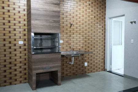 Sobrado novo com 3 suítes, 4 vagas, espaço gourmet com churrasqueira, jardim de inverno e acabamento premium. Conforto, modernidade e sofisticação.