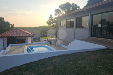 Indaiatuba- condominio Vale das Laranjeiras - Itaici - Terreno 3040,00 ms- construida 220ms - 3 dormitórios, sendo 2 suítes e uma suíte master com closet, além de uma sala ampla com 3 ambientes, Cozinha planejada,, campo de futebol/vôlei, Area de lazer com piscina, espaço gourmet com churrasque