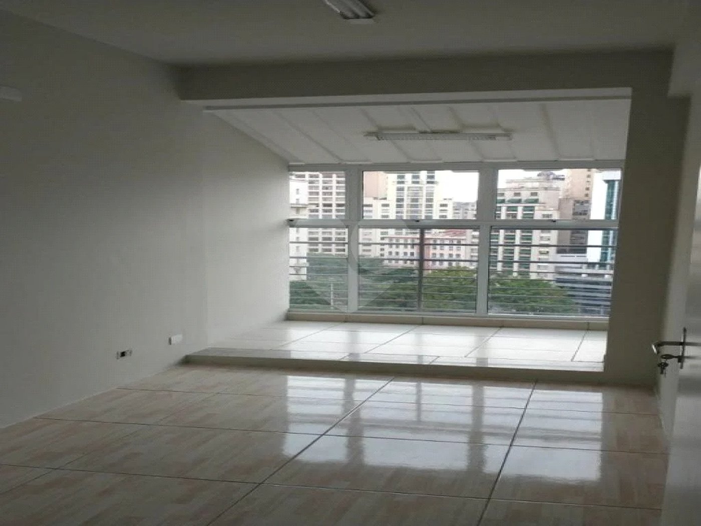Ótima sala para escritório com 37 m², possui 2 ambientes.