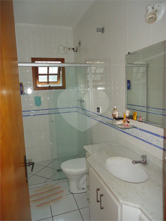 Sobrado com 4 quartos sendo 2 suítes.